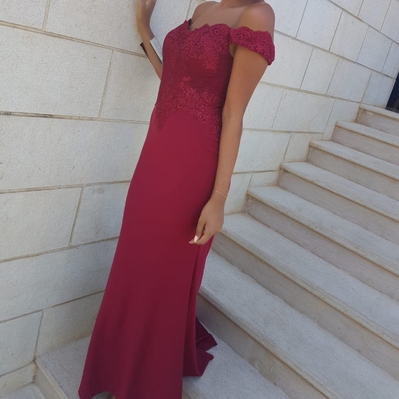 Red elegant gown - Picture 2 of 3